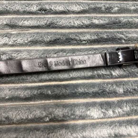 Tommy Hilfiger Skinny Black Leather Belt with Gold Buckle - Picture 5 of 6